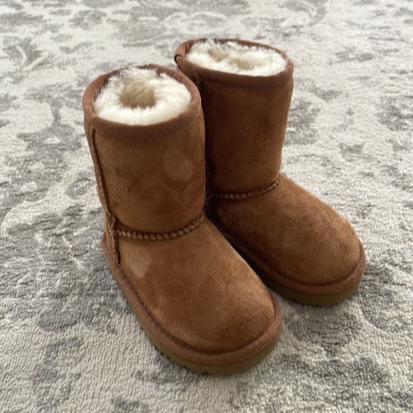 LIKE NEW💫 Toddler 6 UGG medium - Picture 1 of 9